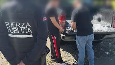 Sorprenden a sujeto que llevaba 65 frascos de peligrosa droga dentro de un bus