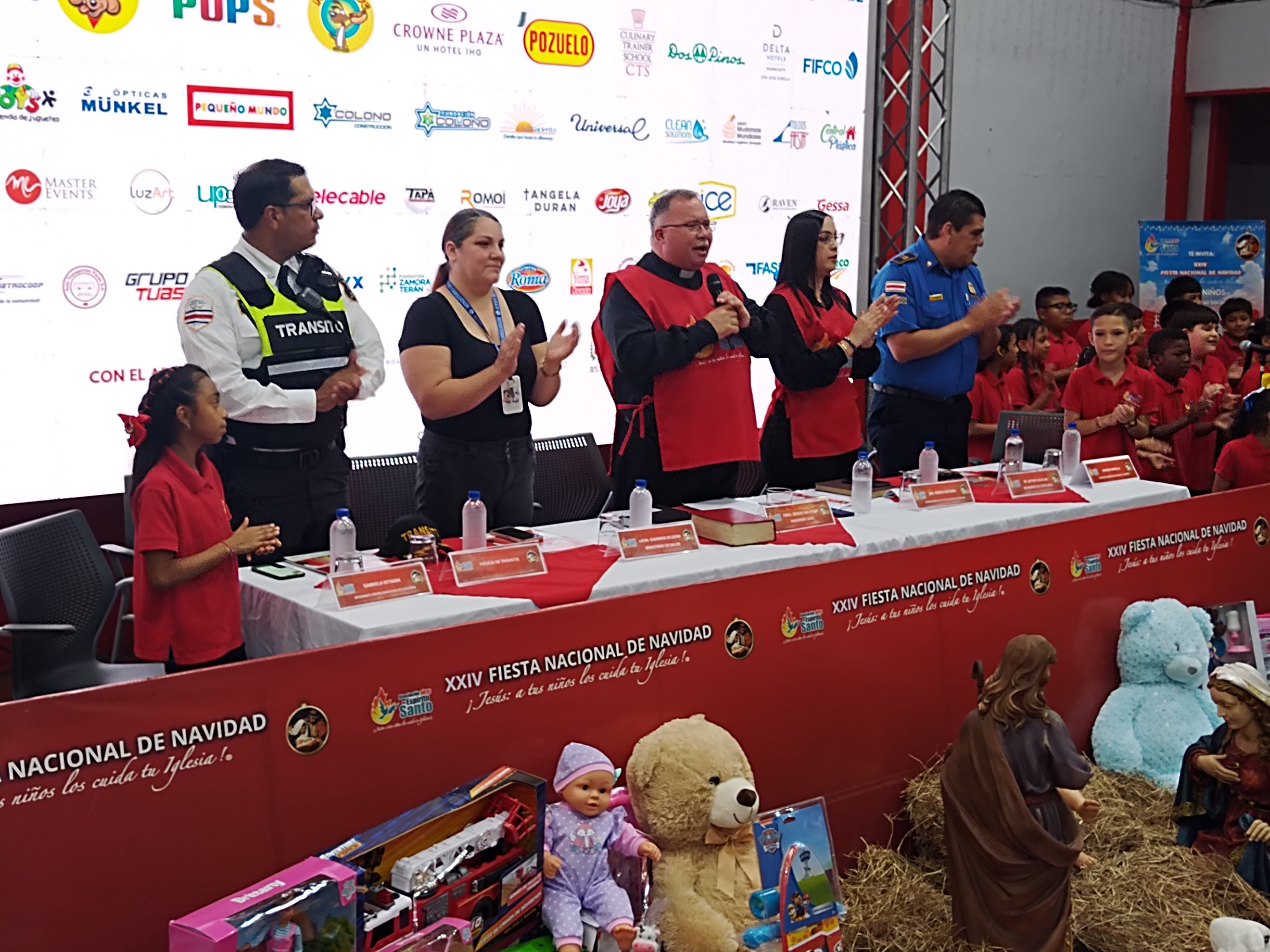 María Gabriela Estrada tiene 9 años y por estos días cuenta las horas porque ya quiere se sea 22 de diciembre, día en que el padre Sergio Valverde de Obras del Espíritu Santo realiza la edición 24 de la Fiesta Nacional de Navidad