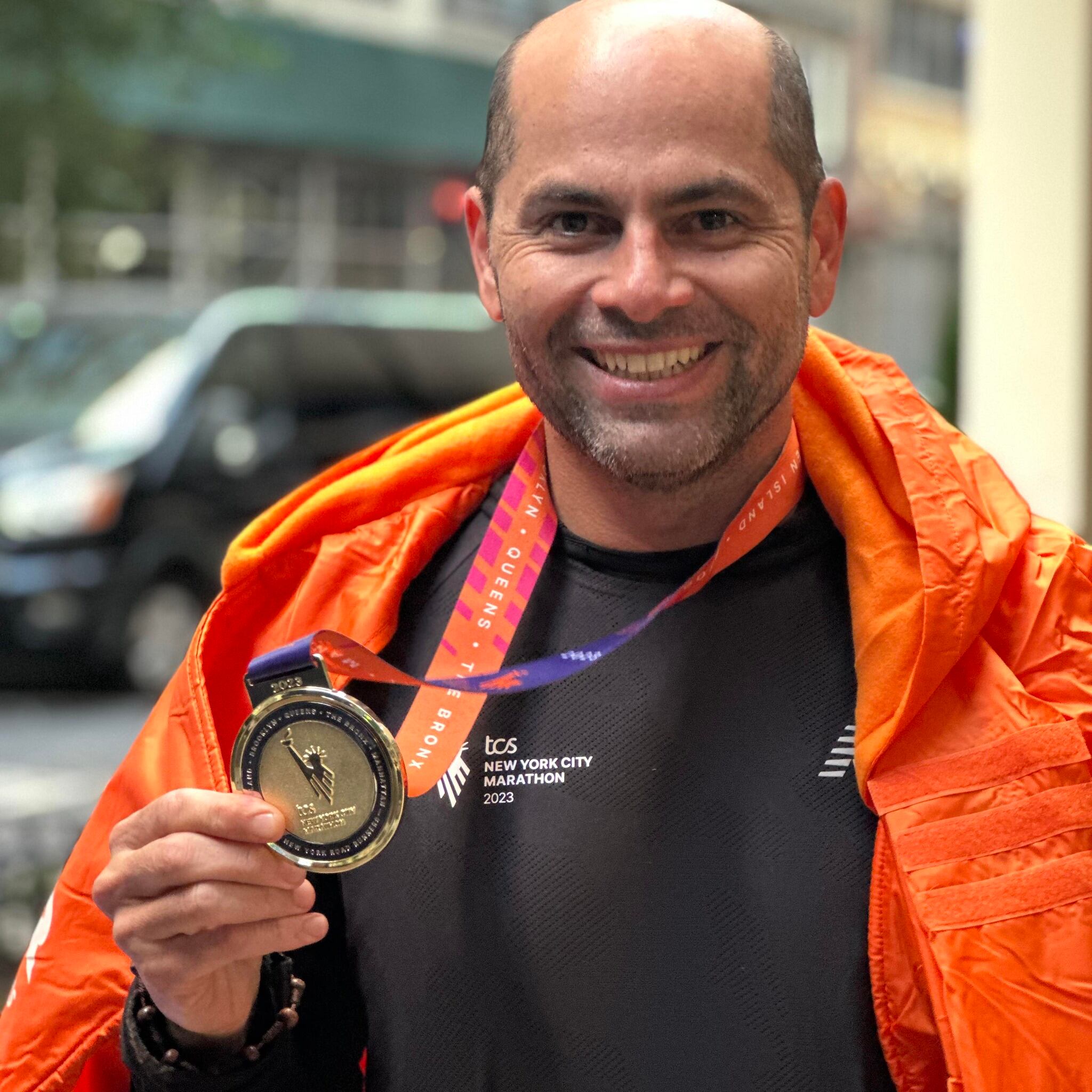 El padre Jairo Francisco Cordero Artavia, cura párroco de la parroquia de Santa Bárbara de Heredia va rezando el rosario mientras corre los 42 kilómetros y 195 metros de una maratón