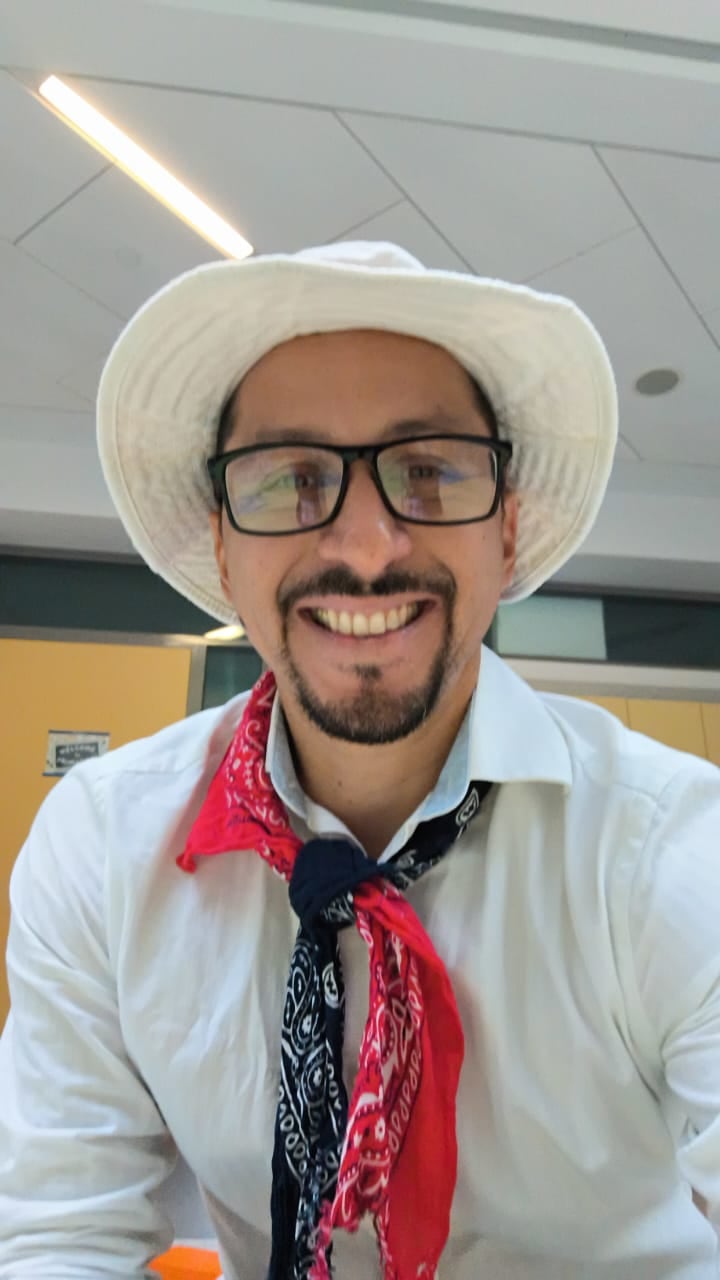 Don René Sandoval, su esposa (Laura Sánchez) y sus dos hijas componen una familia tica que vive en Armenia y viajará a Roma para votar el 1 de febrero, dejando en casa a la perrita Sol