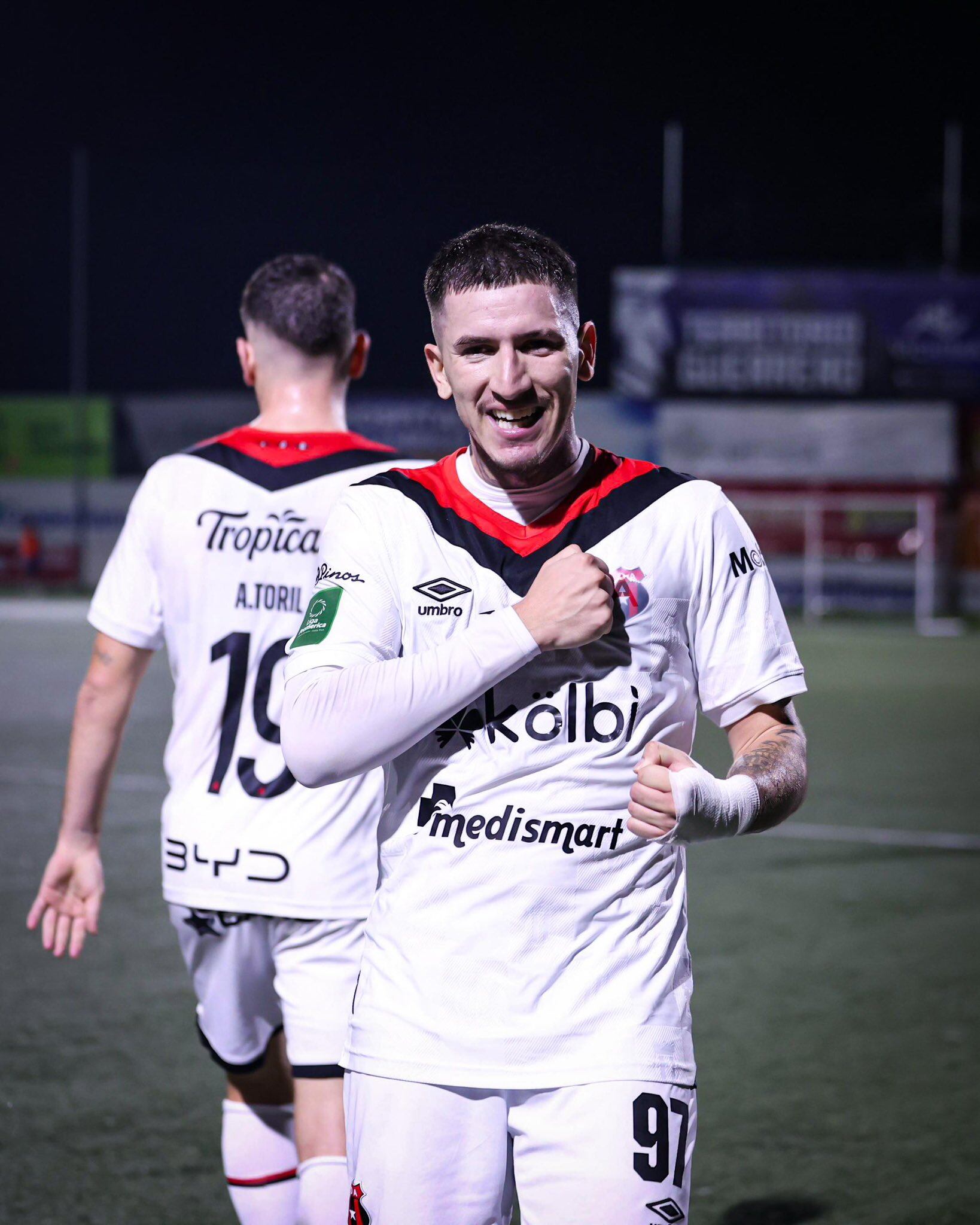 Anderson Canhoto se liberó de la lesión que lo tuvo fuera en los últimos juegos y reapareció con gol con Liga Deportiva Alajuelense.