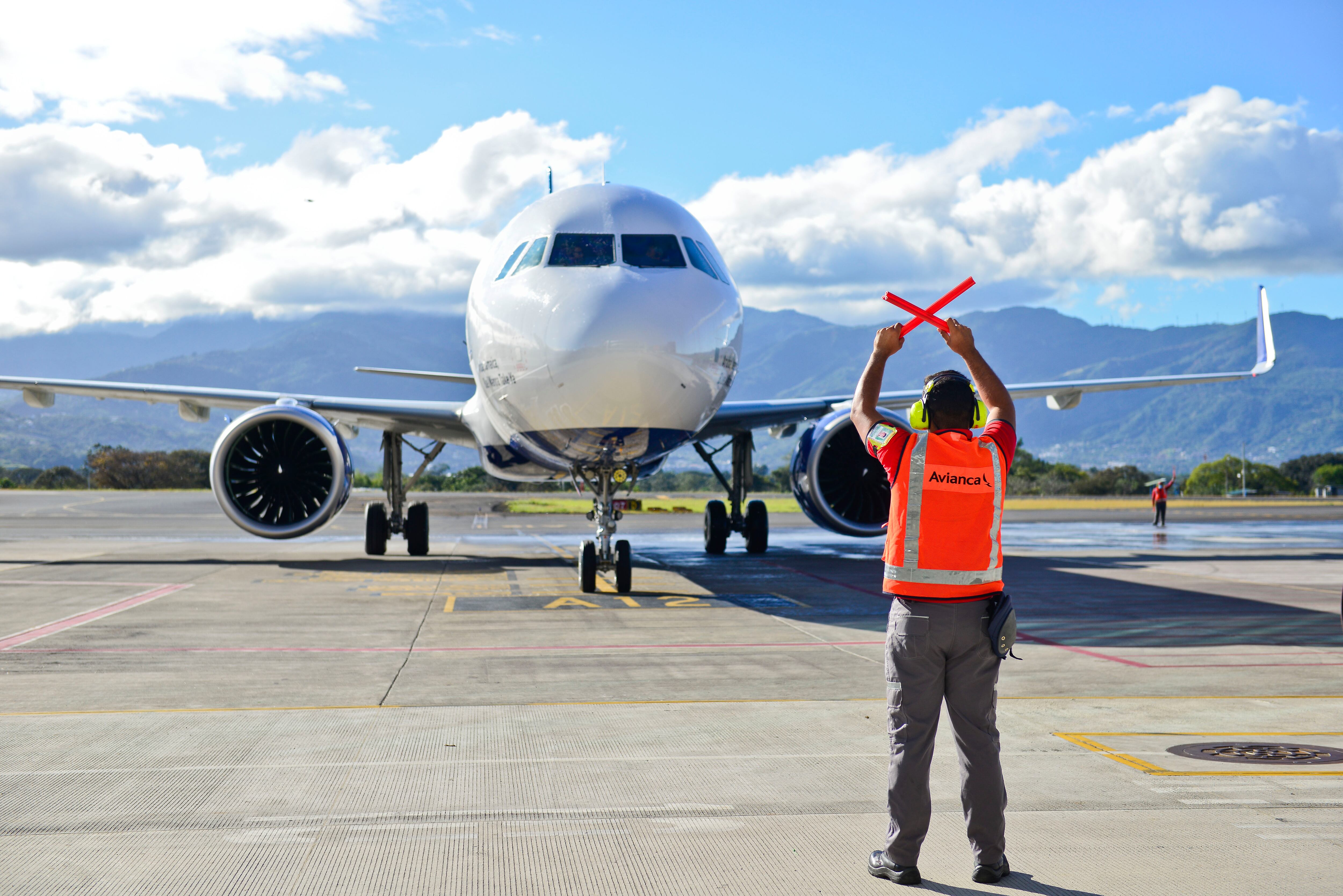 Con menos de 15 horas de diferencia, dos nuevos vuelos de la aerolínea JetBlue, provenientes de Los Ángeles, EE.UU. aterrizaron en los aeropuertos internacionales Daniel Oduber Quirós en Liberia, Guanacaste (LIR) y Juan Santamaría (SJO).
La mañana de este domingo, a las 7:47 a.m., arribó la aeronave y Costa Rica le dio la bienvenida a JetBlue en la terminal aérea ubicada en Alajuela con un total de 112 pasajeros abordo, mientras que en Liberia, se recibió el vuelo inaugural similar el sábado al caer la tarde. Ambos aviones fueron bautizados con el tradicional arco de agua como bienvenida.