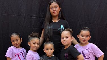 Niña de tan solo 12 años les enseña a otros pequeños a bailar