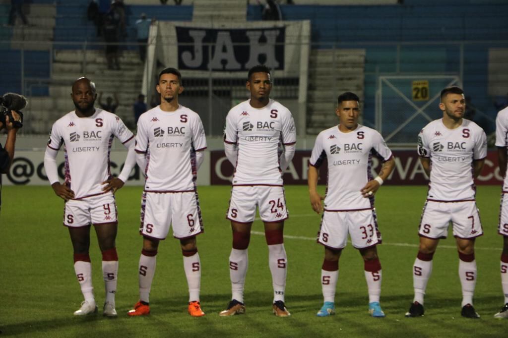Michaell Chirinos (33) fue muy seguido por los hondureños en el juego ante Motagua.