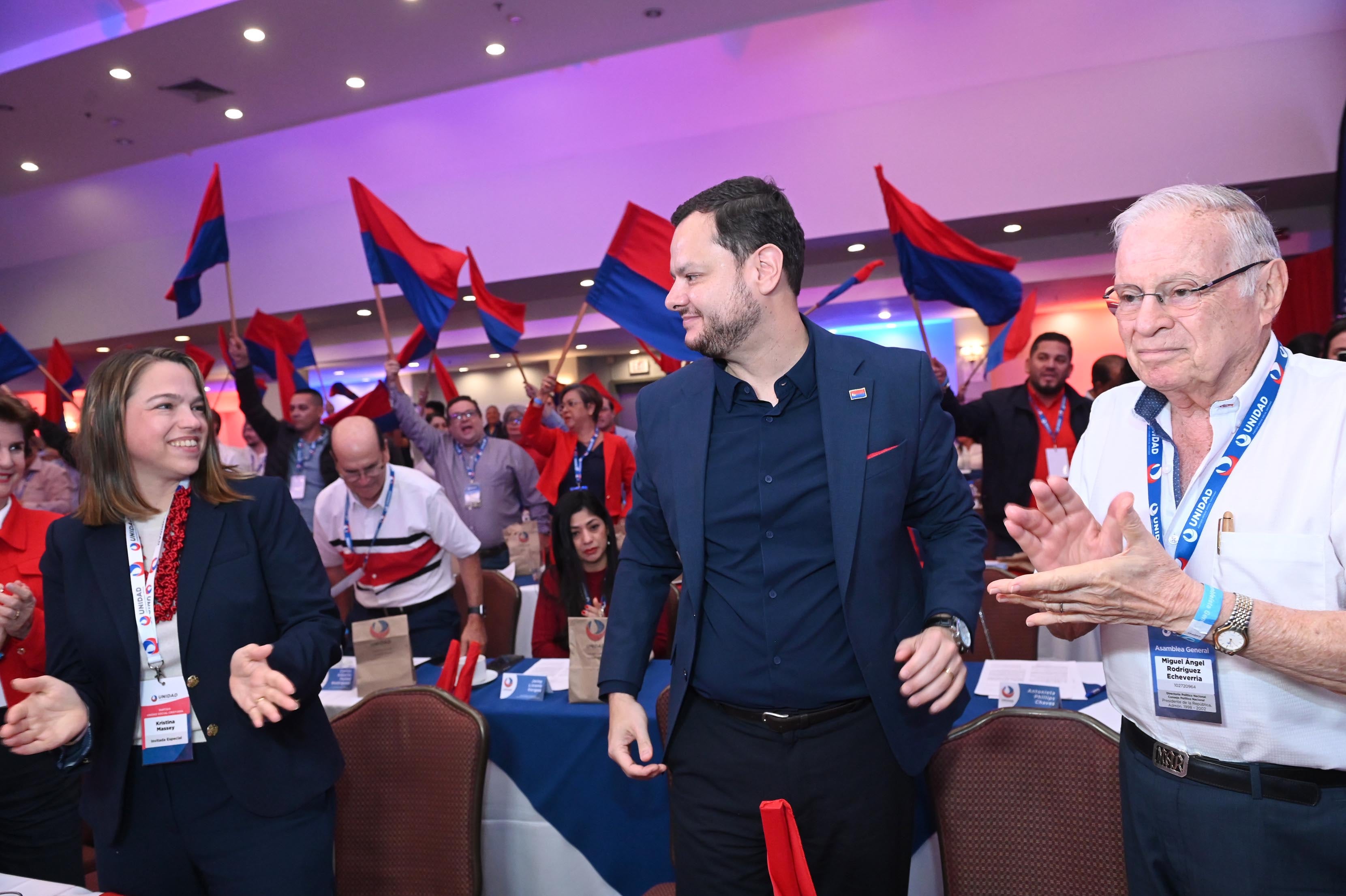 27 de julio del 2025. Hotel Crowne Plaza en La Sabana. 09:00 hrs. El Partido Unidad Social Cristiana ratificó como candidato presidencial a Juan Carlos Hidalgo. En una votación unánime los delegados del partido presentes en la asamblea confirmaron la candidatura de Hidalgo.  En la foto: Dirigentes y simpatizantes del partido festejaron a mas no poder la elección del candidato y durante su discurso, Hidalgo, agradeció a los miembros del partido su apoyo. Foto: Albert Marín