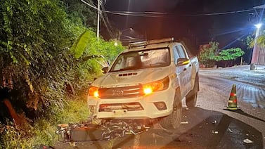 Choque entre patrulla de Fuerza Pública y dos motociclistas deja un fatal escenario