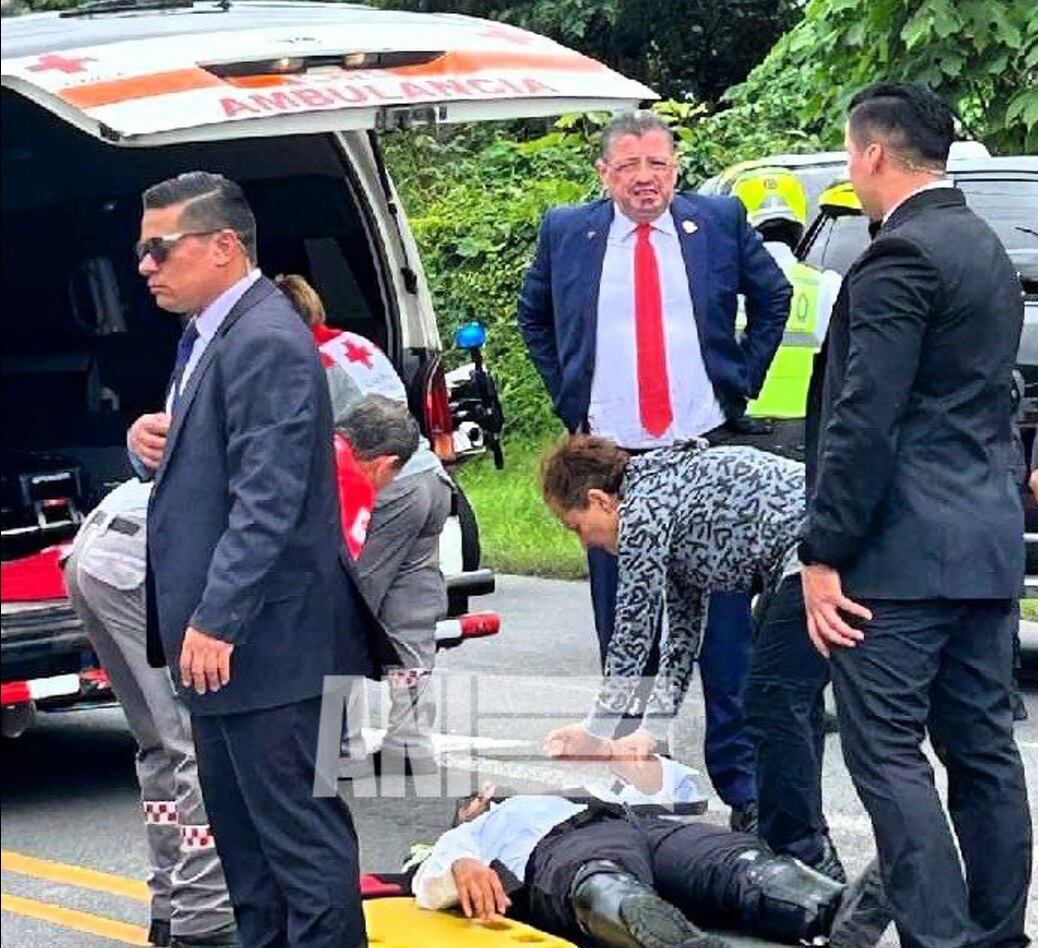 El presidente Rodrigo Chaves se bajó del carro para ver qué le había sucedido a sus escoltas. Foto Agencia Nacional de Información.