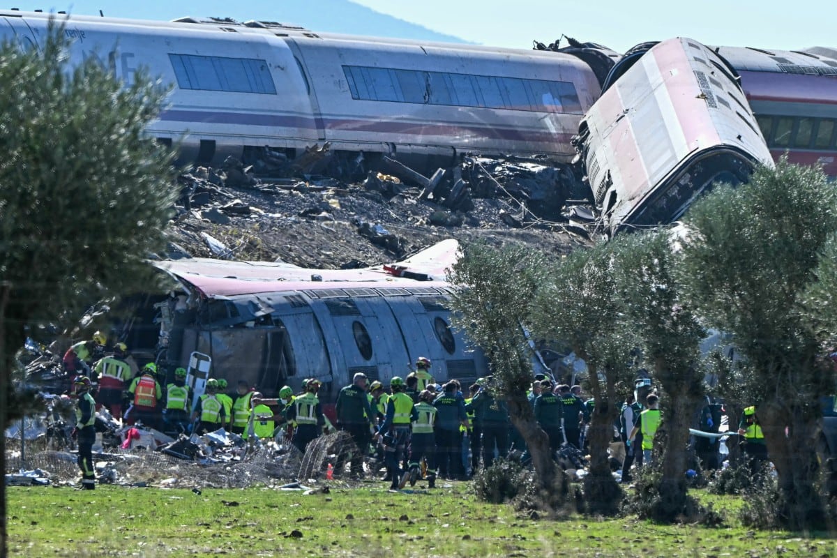 Equipos de emergencia trabajan en el lugar de una colisión entre un tren de alta velocidad AVE de Renfe y un tren de Iryo, a unos 150 kilómetros al sur de Madrid, entre Urda y Los Yébenes, en la provincia de Toledo, el 28 de octubre de 2026.