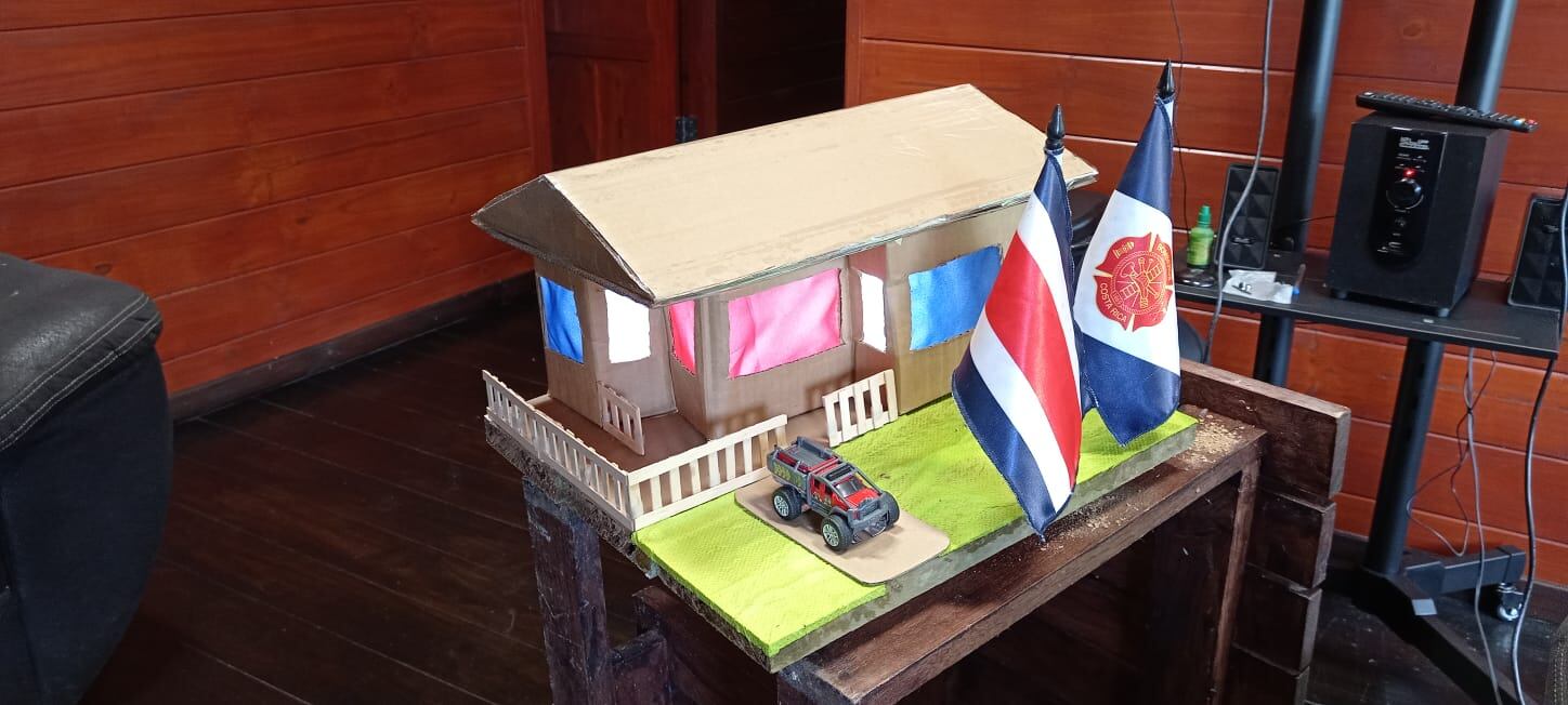 La Isla del Coco celebró el primer desfile de faroles de su historia este 14 de setiembre del 2024. Todos los faroles fueron hechos con material 100% reciclado y 100% encontrado en la propia isla.