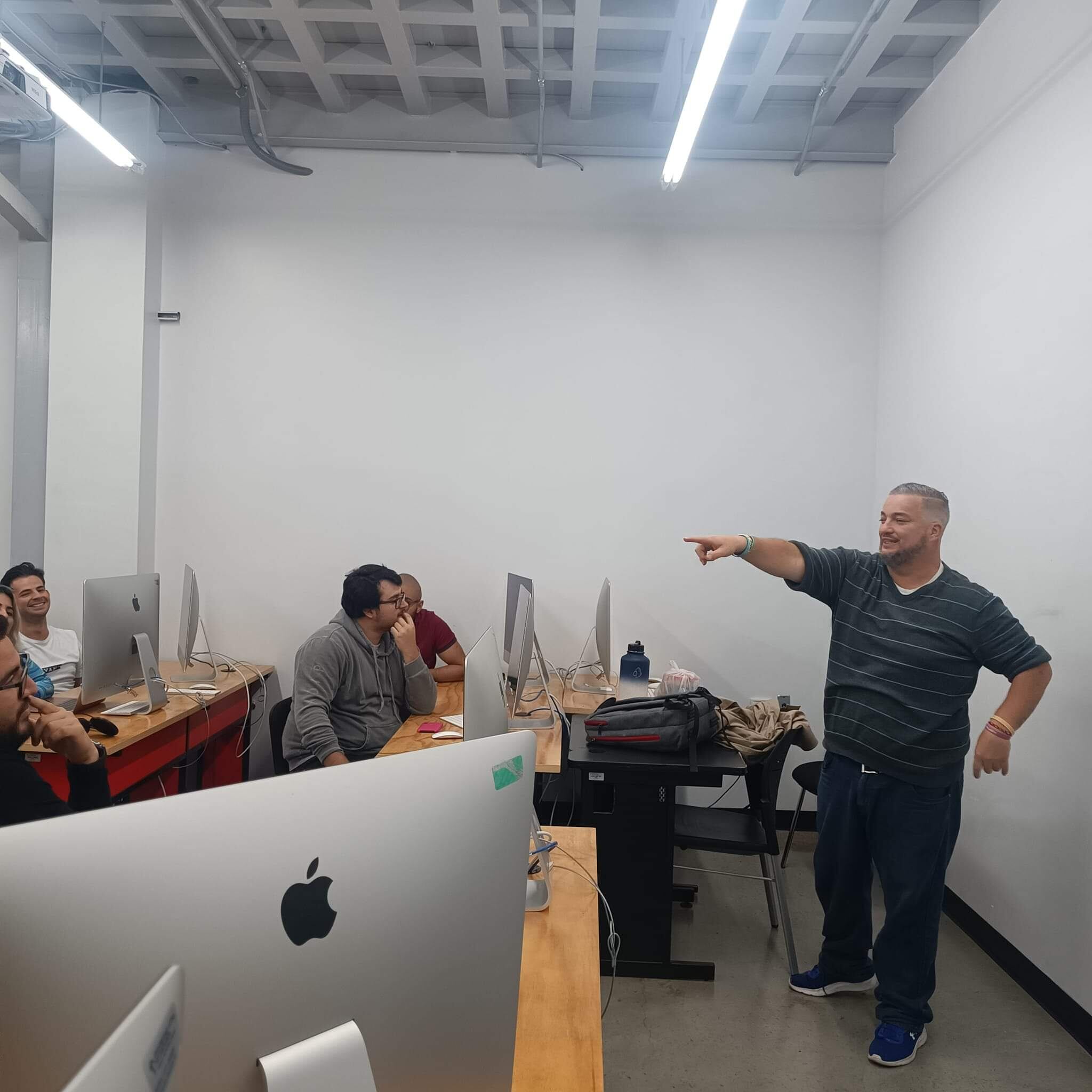 Glen Montero González, sonidista o controlista de radio Monumental y Pelando el ojo.