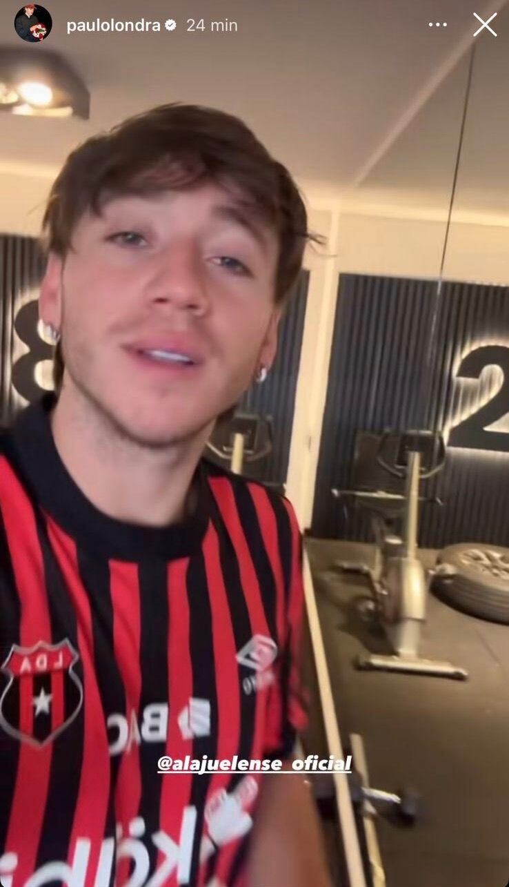 Paulo Londra muestra la camisa que Liga Deportiva Alajuelense presentará este jueves 3 de julio.