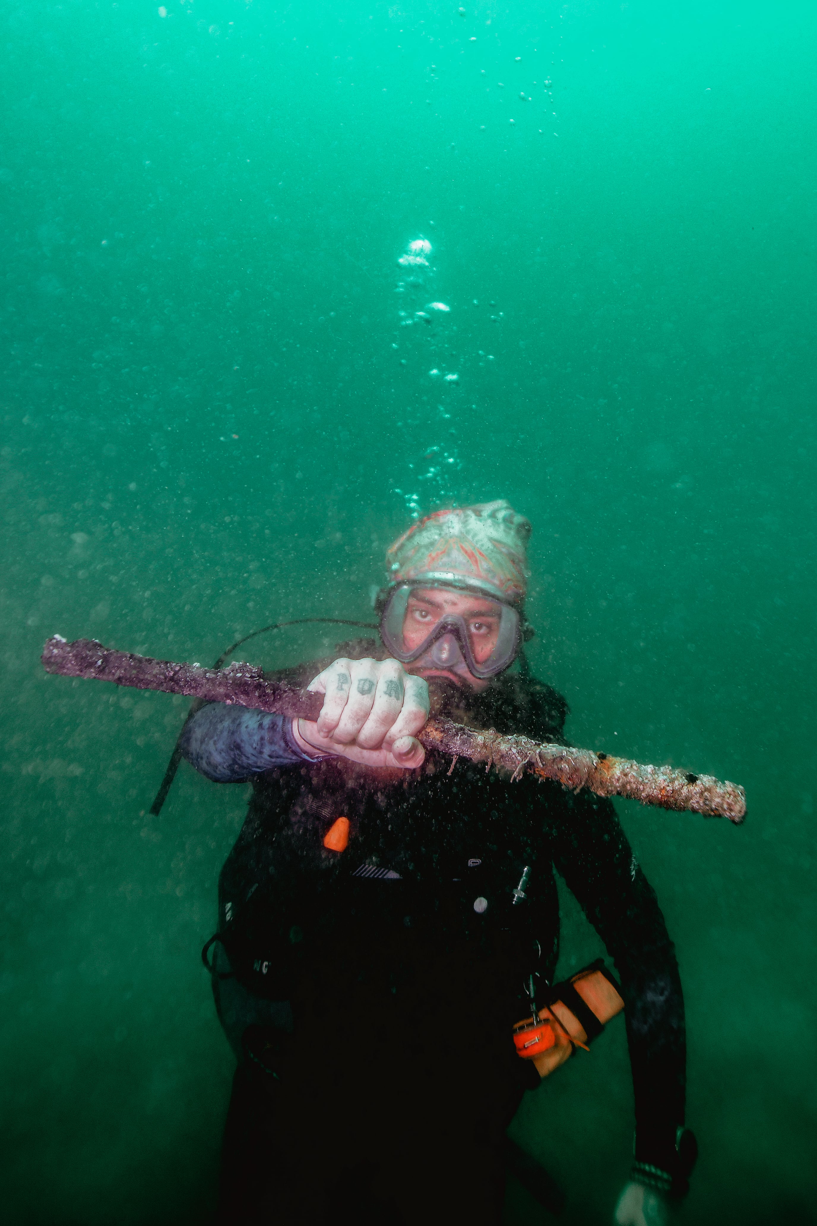 20 personas entre buzos y tripulación realizaron la evacuación de 111 Kg de residoas en el mar