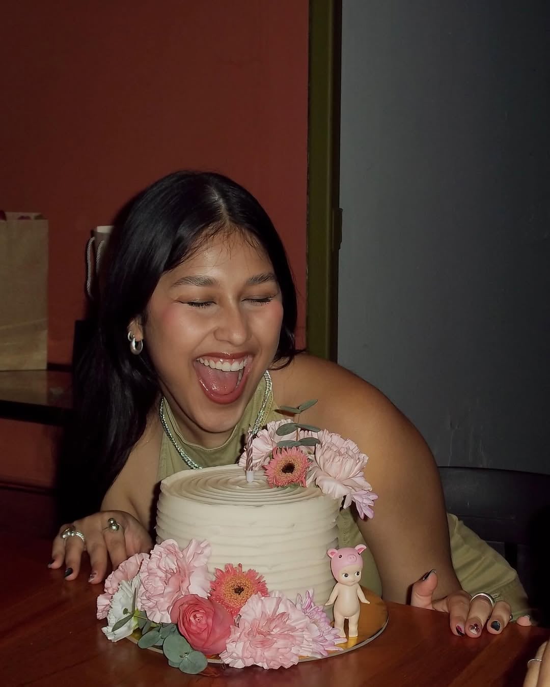 Jimena Cuadra, la única hija de Shirley Álvarez, presumió lo grande, bella y enamorada que está desde un paradisíaco destino donde anda de paseo con el hombre que le robó su corazón.