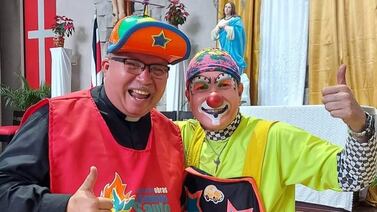 Criminólogo que pasa todos los días entre muertos luego alegra a los niños como payasito