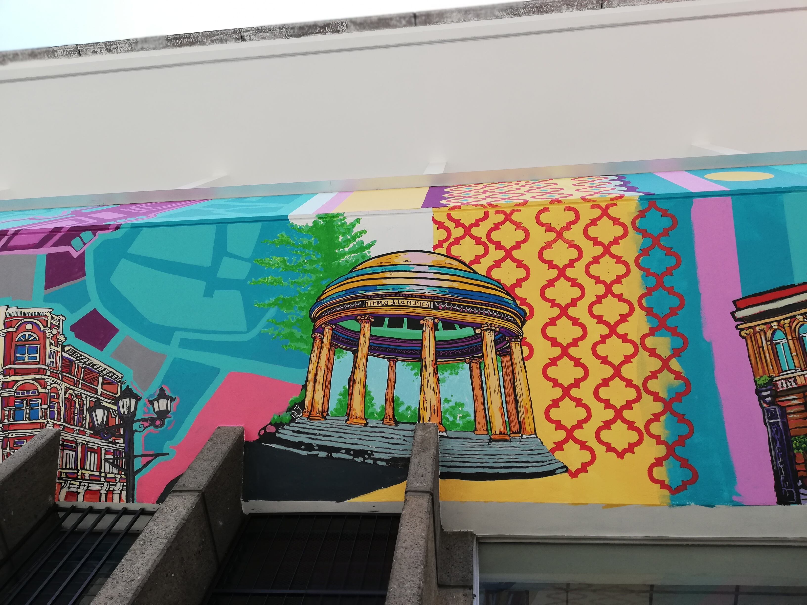 La artista costarricense, Carolina Rodríguez Herrera, está encargada de pintar lo mejor del San José de ayer y hoy en las paredes de la fachada del edificio Teresa que se ubica en barrio Amón. Le ayuda en la obra otra artista tica, Laura Chevez.