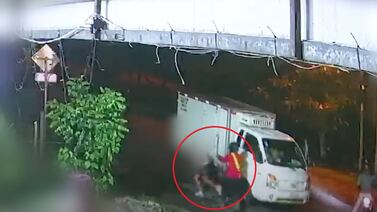 Escalofriante video muestra cómo sicario atacó a joven que hablaba con ocupantes de camión