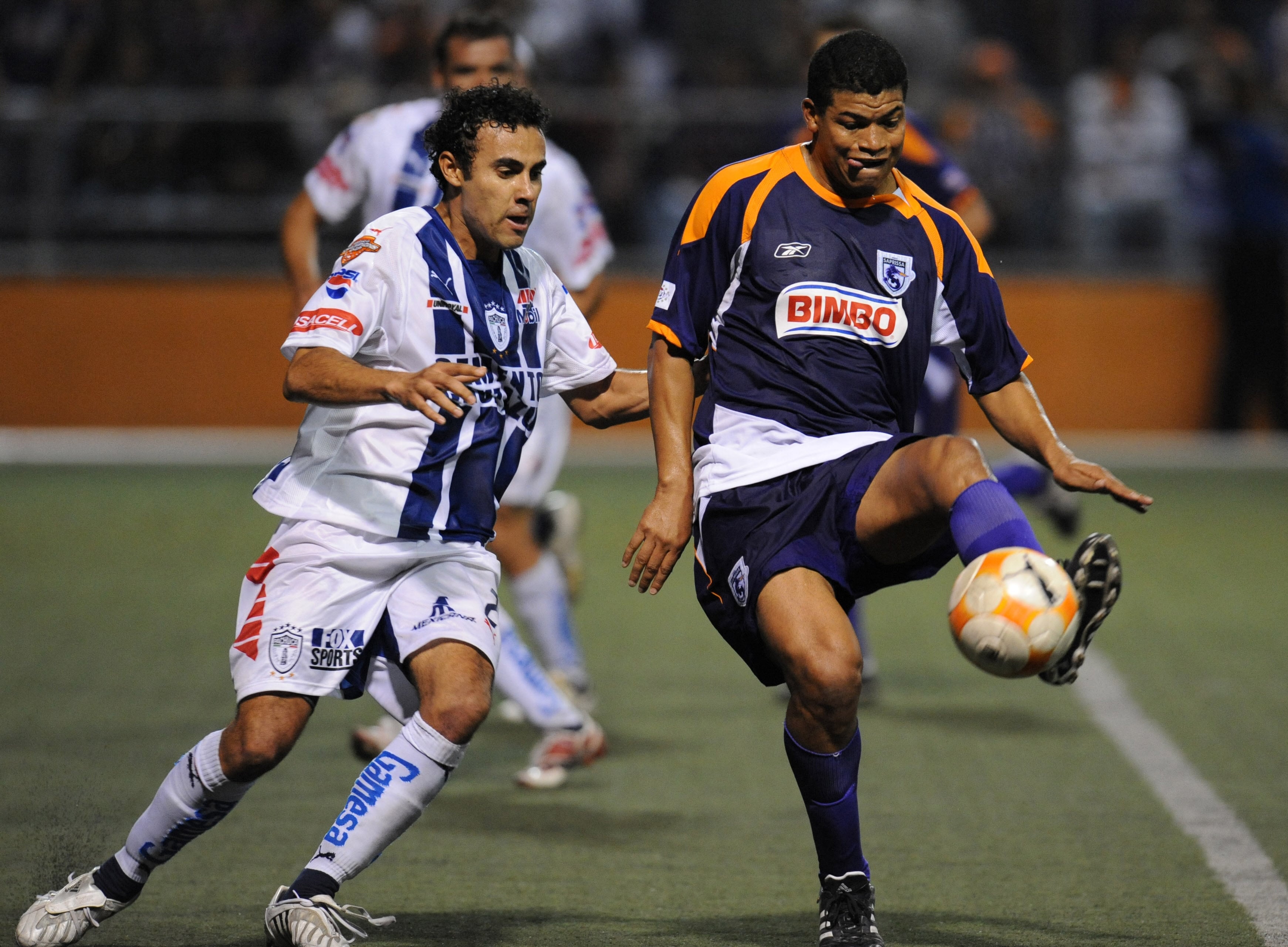 Costa Rican Ronald Gomez (R) of Deportivo Saprissa vies for the ball with Mexican Leobardo Lopez (L) of Pachuca during their CONCACAF final first round at the Ricardo Saprissa Stadium in San Jose on April 23, 2008. The match ended 1-1.  AFP PHOTO/ Yuri CORTEZ (Photo by YURI CORTEZ / AFP)