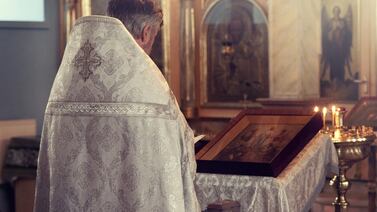 Sacerdote investigado por abuso sexual es suspendido de sus funciones