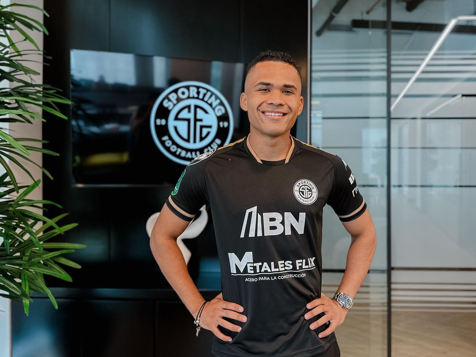 Ian Lawrence es el nuevo refuerzo del Sporting. Prensa SFC.