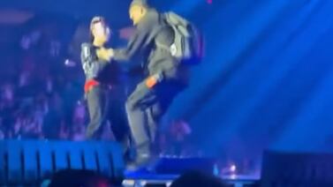 Guarda empujó a un niño que subió al escenario y la reacción del cantante sorprendió a todos