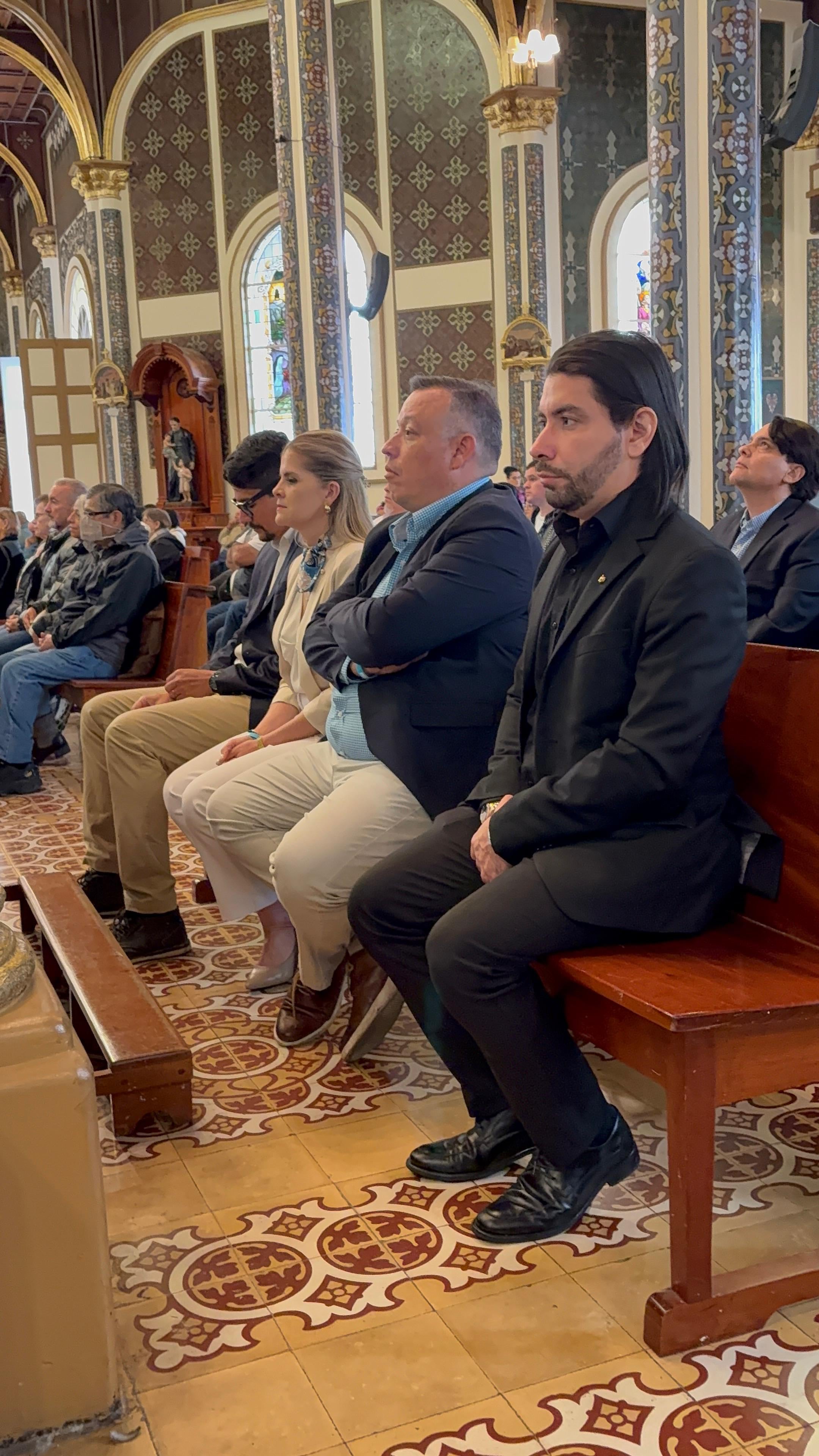 Laura Fernández llega a la Basílica de Los Ángeles en su segunda actividad del día. Foto Yency Aguilar
