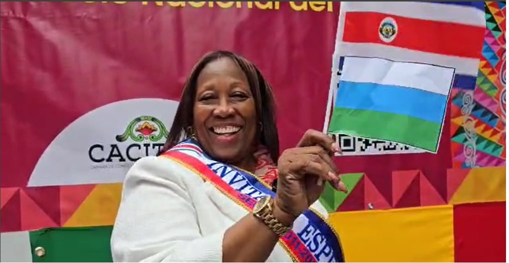 Más de 400 ticos desfilaron el 12 de octubre del 2025 en el Desfile de la Hispanidad sobe la Quinta Avenida de Nueva York. En la foto, doña Elizabeth Manley South, mamá del futbolista Kendall Waston.