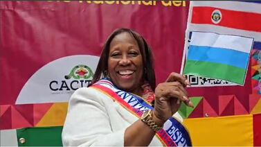 Mamá de Kendall Waston representó a Costa Rica en el Desfile de la Hispanidad en Nueva York
