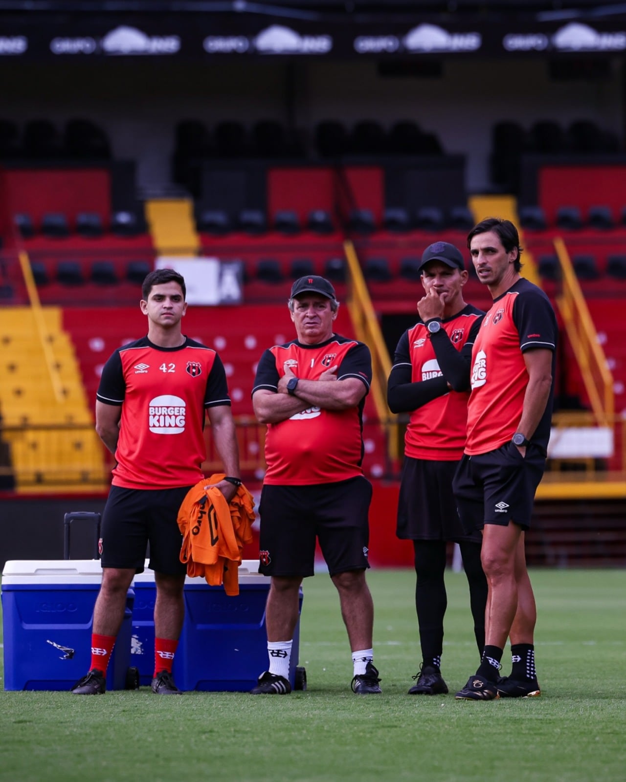 Andrés Ramírez trabaja en Alajuelense al lado de su papá, Óscar "Machillo" Ramírez.