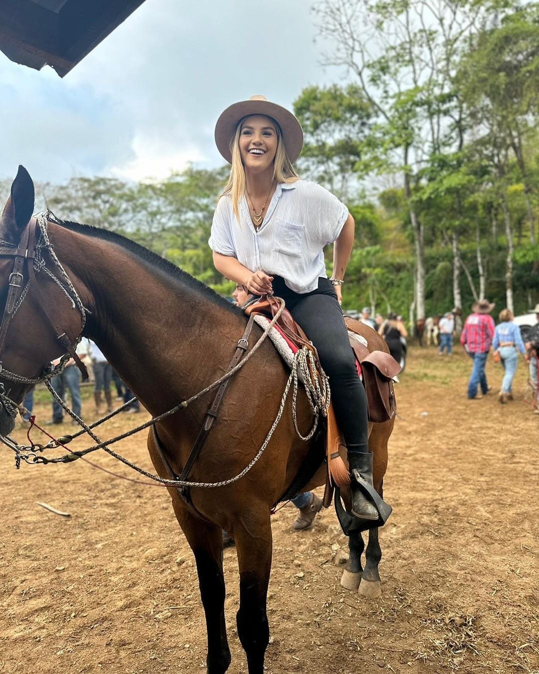 Luis Carlos Monge y su novia Mitzi Solís