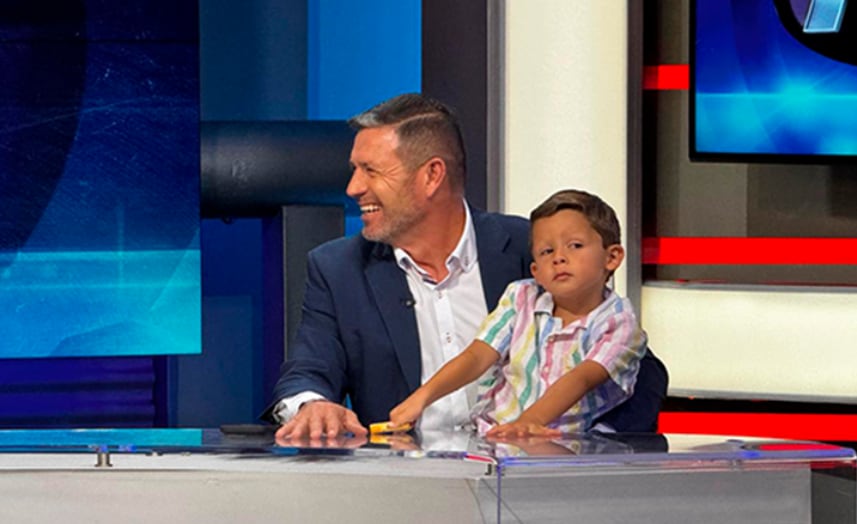 Rolando Fonseca y su nieto Felipe en el set de Telenoticias