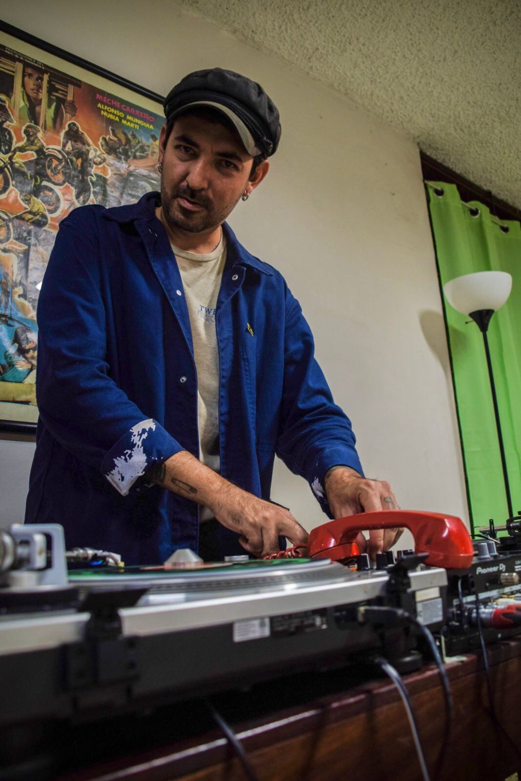 Arnold Von Storren Rojas es de Alajuela y tiene 14 años de tener en San José, en el edificio Las Arcadas, una tienda que vende discos de vinilo. Su pasión por estos discos nació desde los 13 años