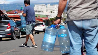 Agua contaminada: Papás, por favor manden a sus hijos con una botellita de agua