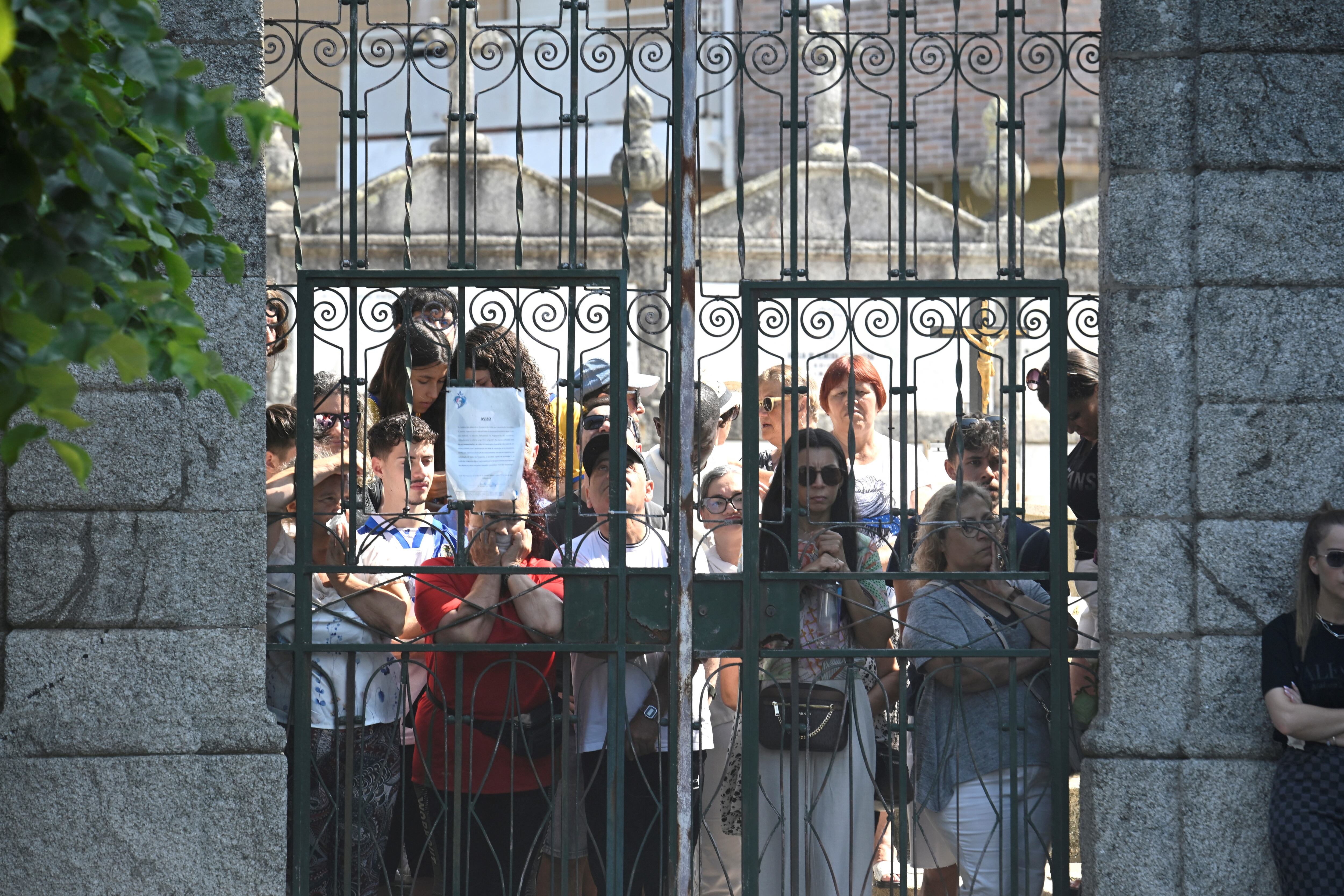 Mucha gente se hizo presente a las afueras de la iglesia para despedir a Diogo Jota y a su hermano André.