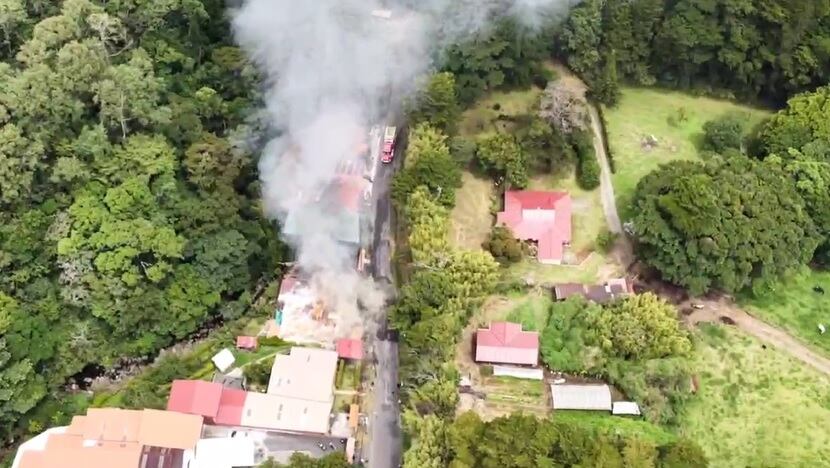 El incendio consumió 3 casas en San José de la Montaña.
