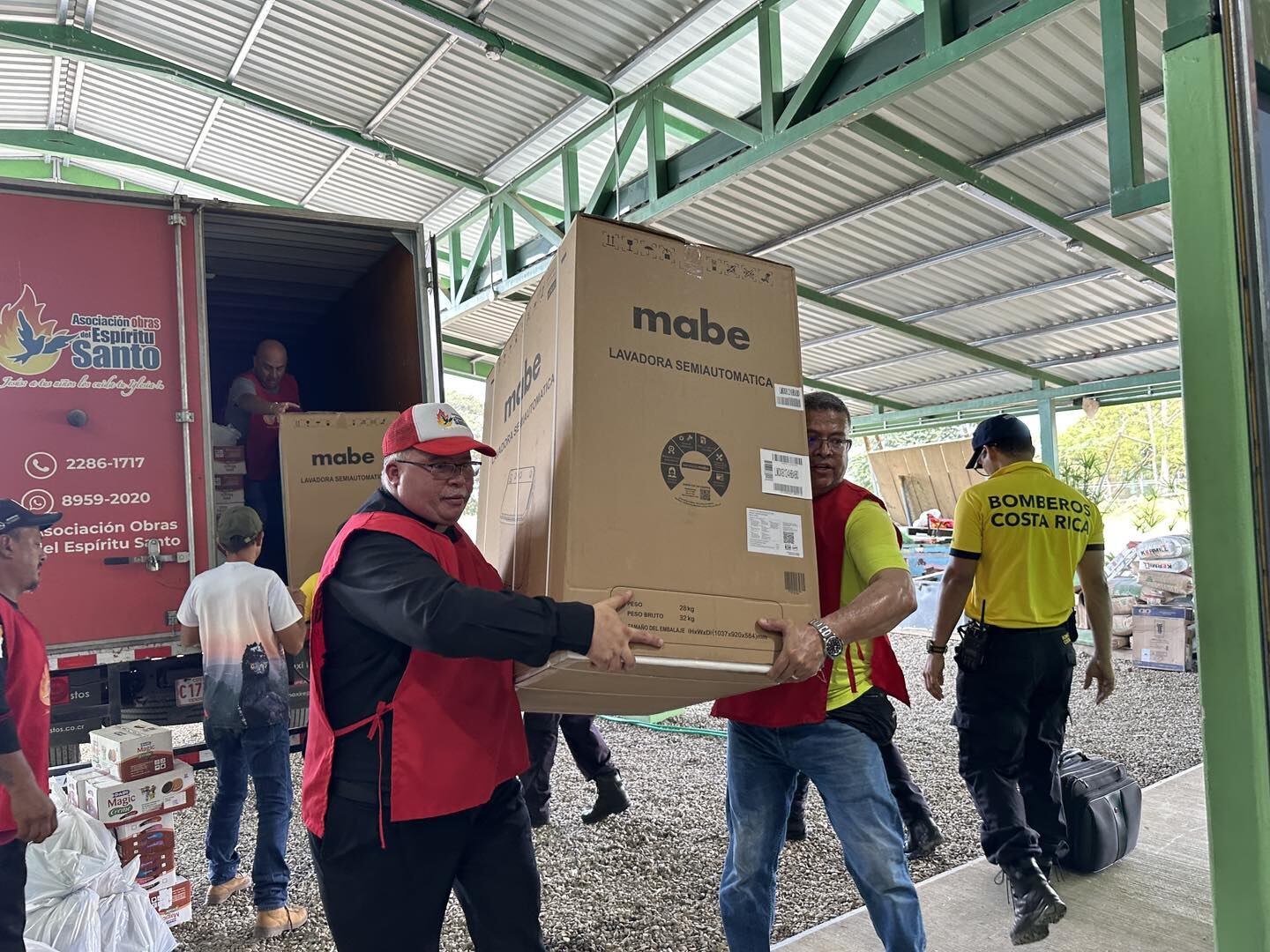 El padre Sergio Valverde de Obras del Espíritu Santo se volvió a ir a las zonas afectadas por las inundaciones de este año para continuar con las ayudas a tantas familias que realmente necesitan una mano amiga