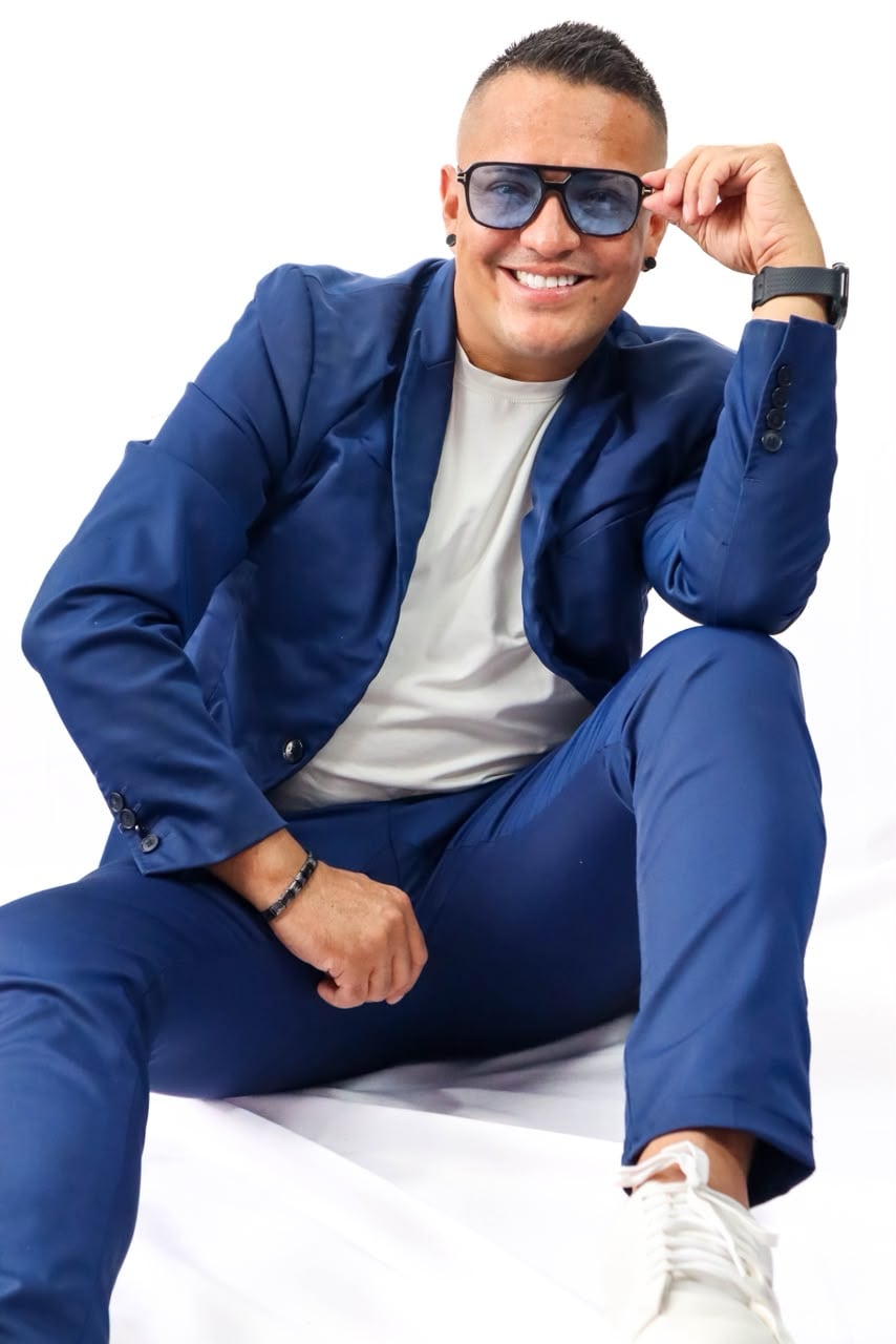 Cantante Xavier Cartín, dueño del dúo El Klam, y además es hijo del cantante Javier Cartín.
