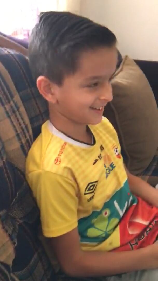 Eythan Rodríguez pudo conocer a sus ídolos florenses. Captura de video.