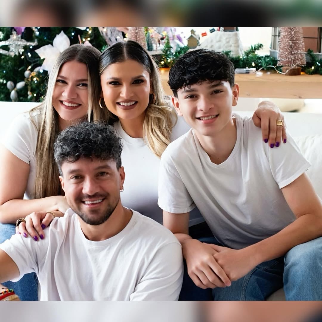 Christian Bolaños, su esposa Jazmín Salas y sus hijos.