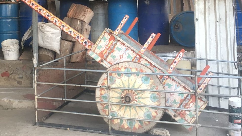 Víctor Solano Carmona es el nieto de don Don José María Carmona Arias era el sacristán del Santuario Nacional Santo Cristo de Esquipulas en Alajuelita y fue a él quien el padre Feliciano Álvarez, cura párroco del Santuario, le encargó ponerse al frente de la subida al cerro San Miguel de todos los materiales que se necesitaran para la cruz. Era el año 1933. Esta carreta se usó para jalar material