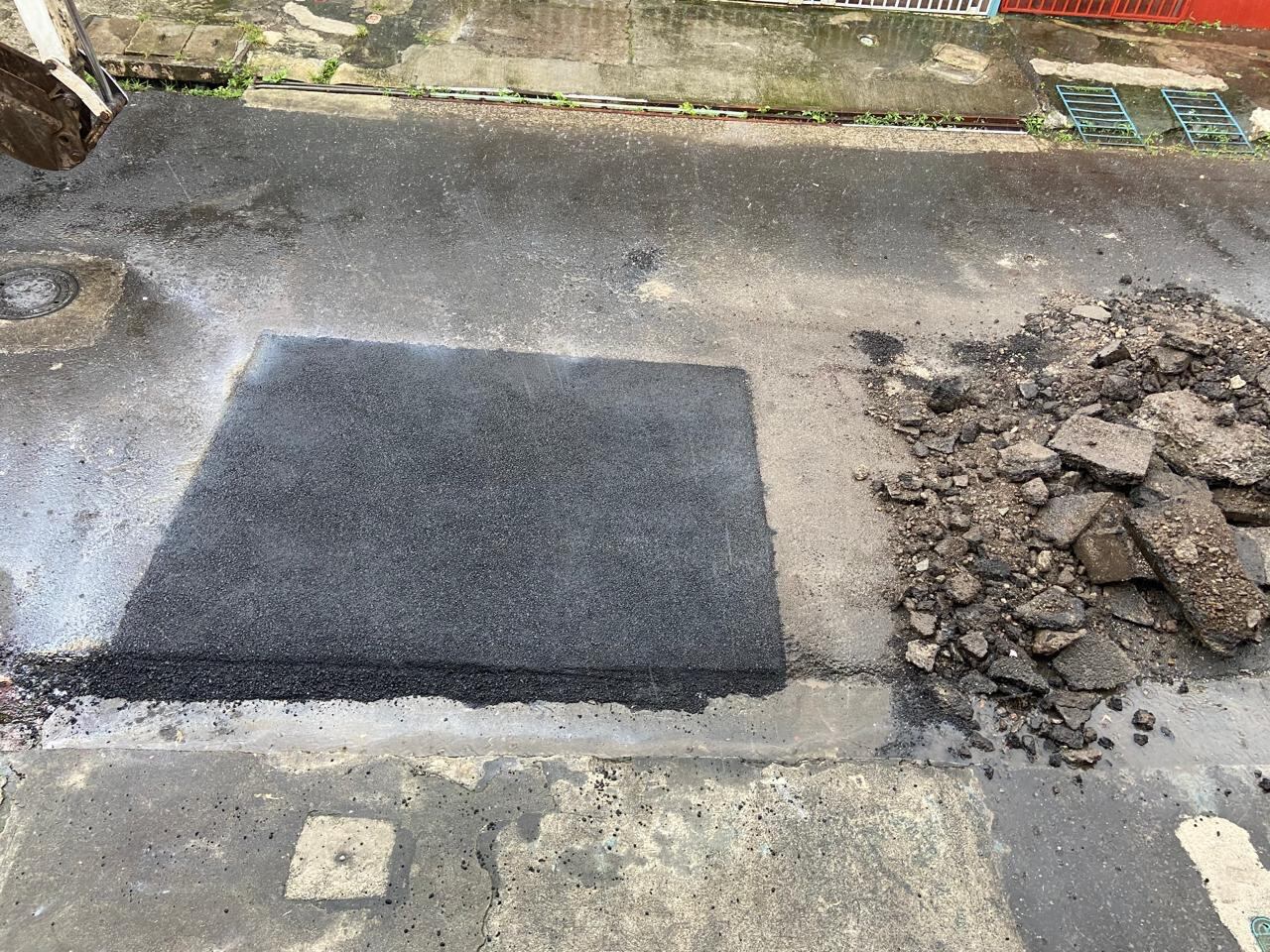 El AyA deja las calles sin arreglar tras finalizar las obras. En Pavas, los funcionarios llegaron a arreglar una vía tras reportes. (Imagen tomada a finales de 2024)