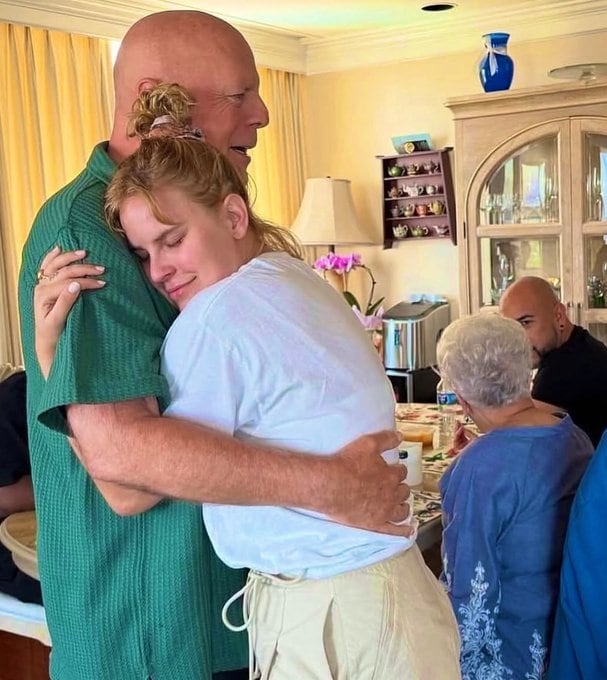 Bruce Willis vive en una residencia con cuidados permanentes debido a su demencia. Su familia lo visita con frecuencia y lo acompaña en el proceso.