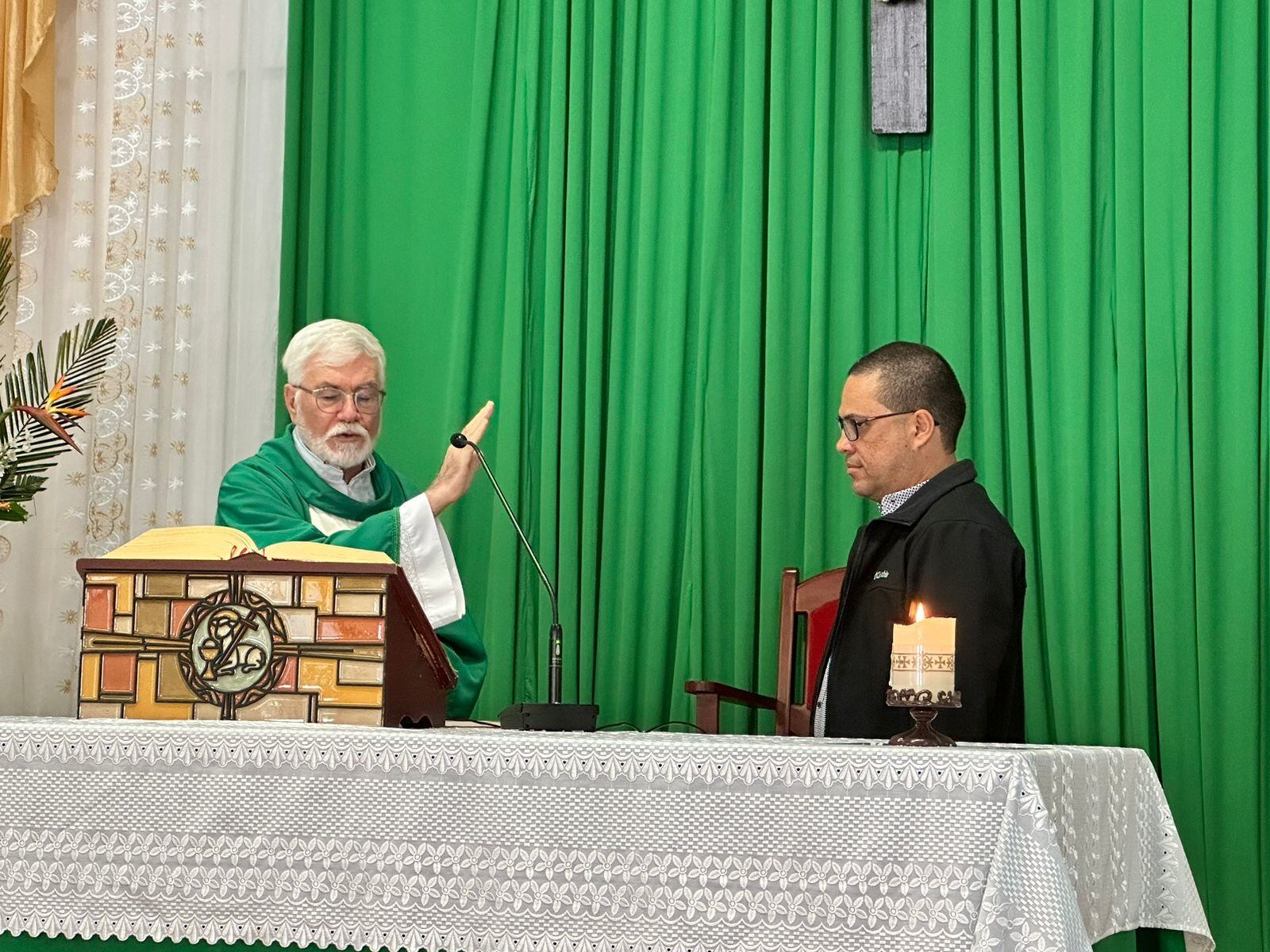 Después de ahorrar tres años y también prepararse espiritual y económicamente, Manuel Alejandro Montalvo Pacheco, viajó a la Jornada Mundial de la Juventud Portugal 2023 a trabajar como voluntario. En la foto, el cura párroco Fidel Sancho, el pasado 16 de julio, le dio la bendición a Manuel en la parroquia de Lourdes de Montes de Oca.