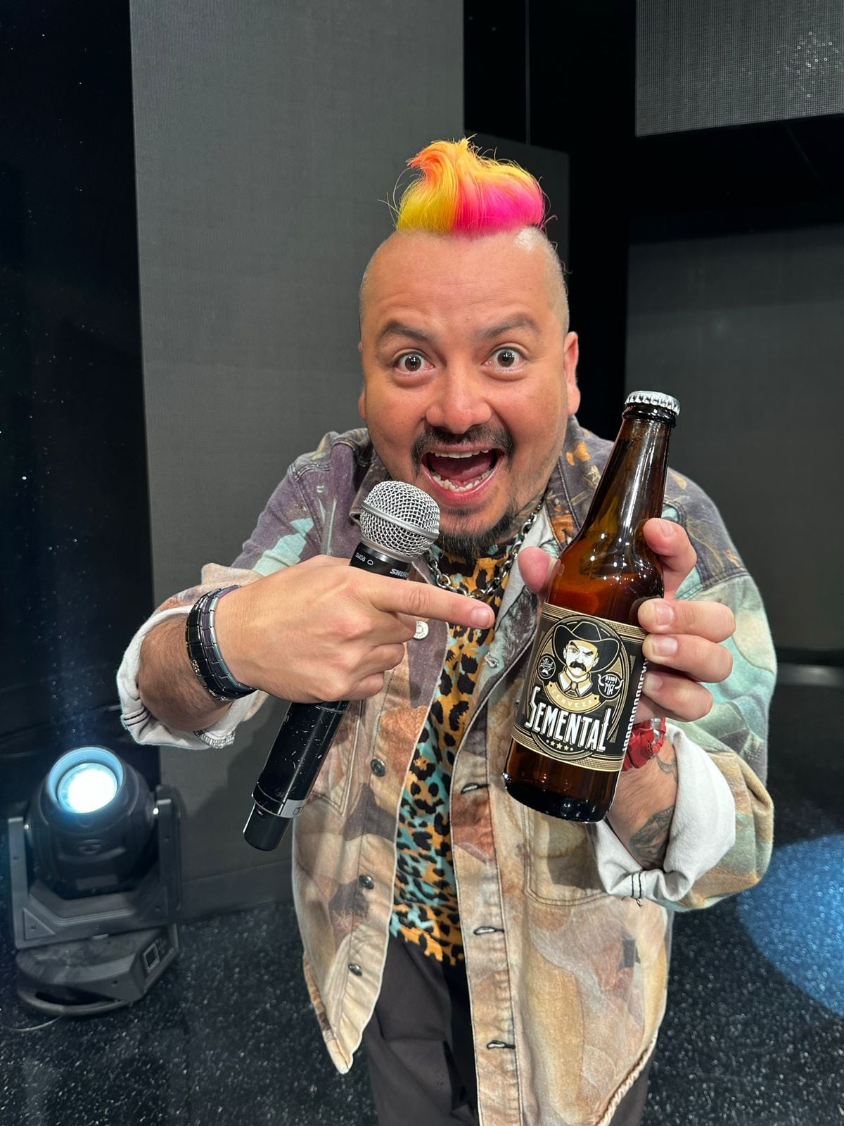 Roque Ramírez y su cerveza Semental, en honor a su personaje Misael Ramírez.