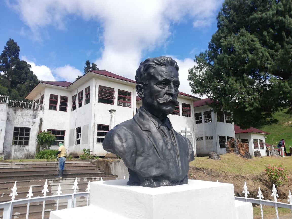 Un busto de bronce del doctor Carlos Durán Cartín será develado este viernes 12 de noviembre en el Sanatorio Durán que él mismo fundó en 1918. La obra fue hecha por el escultor tico Luis Alonso Ramírez, fue develada el 12 de noviembre del 2021