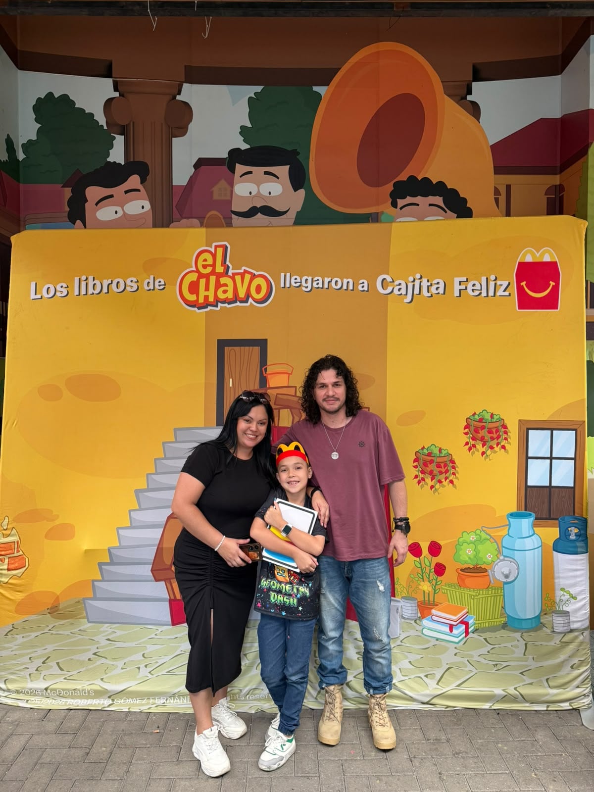 McDonald’s Costa Rica y el Museo de los Niños premiaron a tres niños ganadores de un concurso de cuentos que promovió la lectura y la creatividad infantil. Cada galardonado recibió un iPad como reconocimiento. En la foto, el niño Axel Mora Bolaños con sus papás, doña Kimberly Bolaños y Josué Mora.