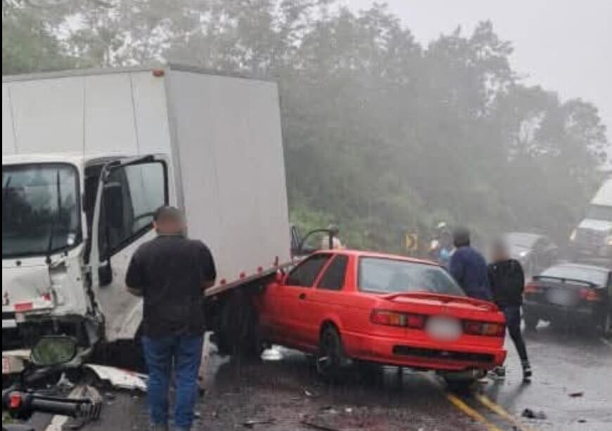 Un grave choque en el Cerro de la Muerte dejó 10 heridos, seis en condición delicada