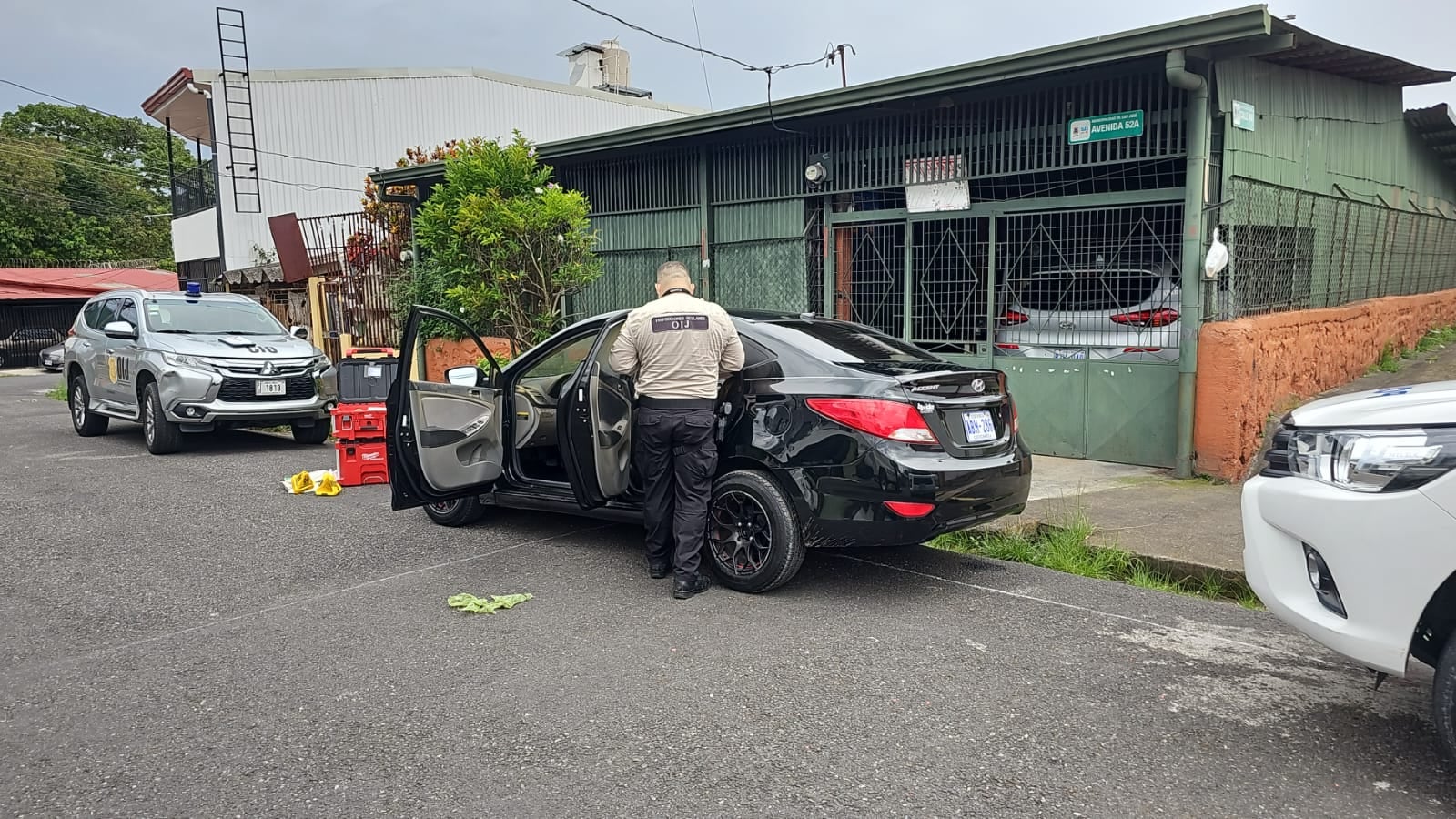 Un misterioso carro, encendido, abandonado y con posibles rastro de sangre fue encontrado en Hatillo 4, San José. Foto: Cortesía para La Teja