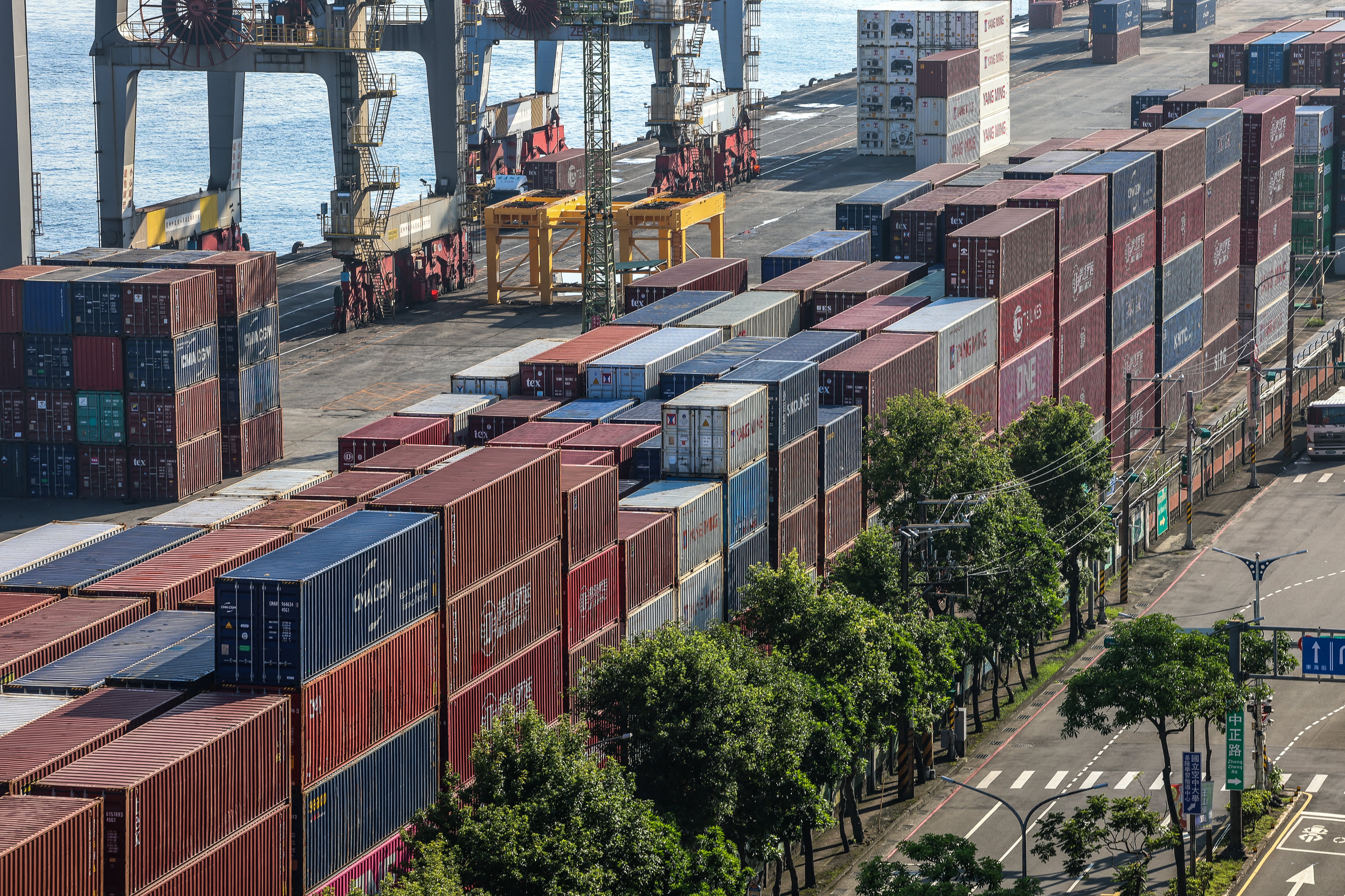 7 ऑगस्ट रोजी कीलुंग बंदरात मालवाहू कंटेनर. युरोपियन युनियन आणि भारतासह जगभरातील डझनभर अर्थव्यवस्थांना आजपासून अमेरिकेच्या उच्च शुल्काचा सामना करावा लागत आहे. प्रतिमा: