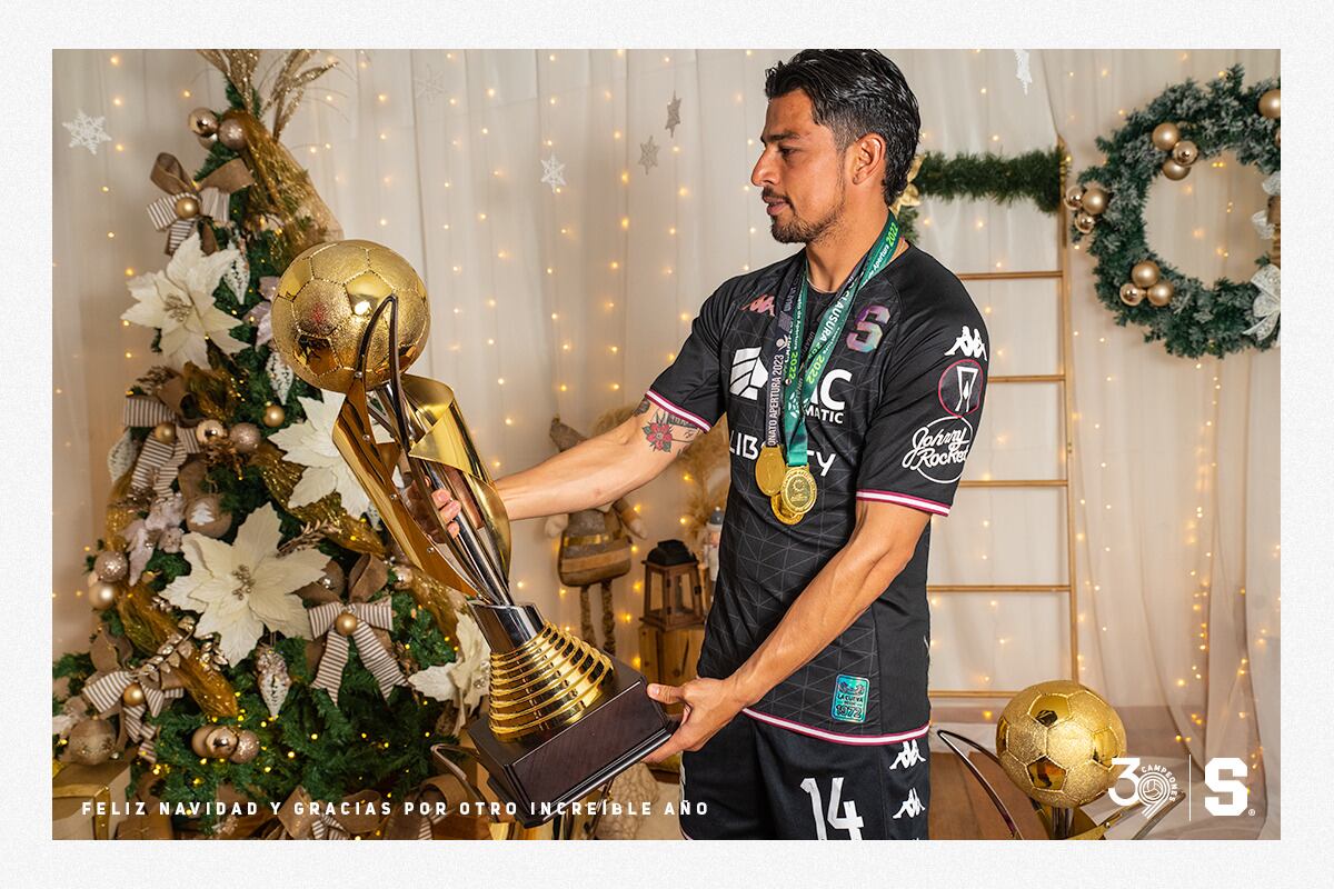 Los jugadores del Saprissa se dieron gusto mostrando sus últimas copas.