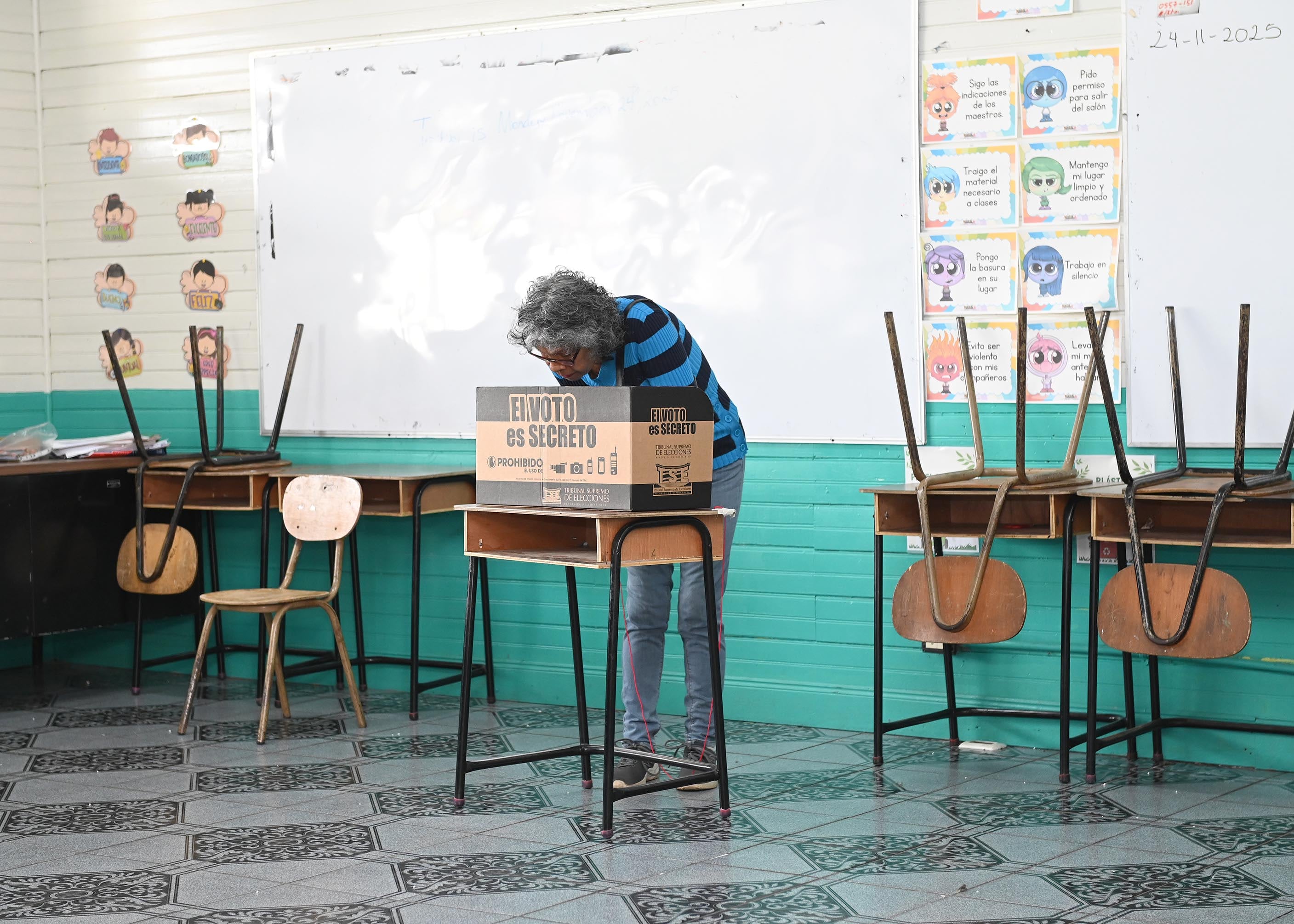 01 de febrero del 2026. Elecciones presidenciales. Escuela San Cristóbal Sur. Ambiente general de las mesas de votación y el expresidente de la República, José María Figueres Olsen emitió su voto en la junta 687 de la escuela. En la foto: Afluencia normal de público poco después de la apertura de las mesas a las 6 a.m. Manuel Leiva Mena (88) vecino de San Cristóbal. Foto: Albert Marín.